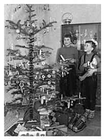 Geschenke zu "Weihnachten 1952" in &Ouml;sterreich: Schlittschuhe, Skischuhe, eine Puppe, ein Puppengeschirr aus Plastik, die B&uuml;cher "Heidi" und "Hatschi-Batschis Luftballon"
